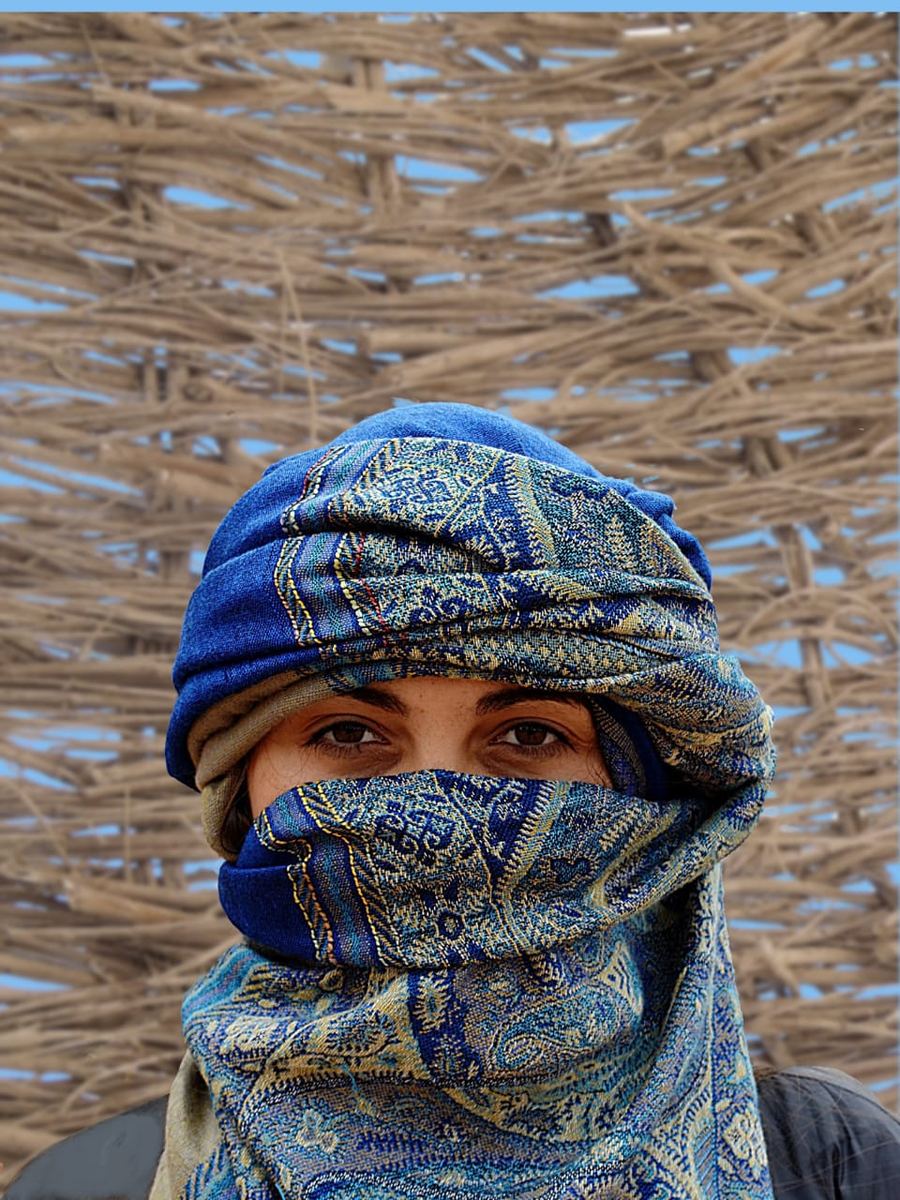 Voyageuse dans le désert du Sahara au Maroc