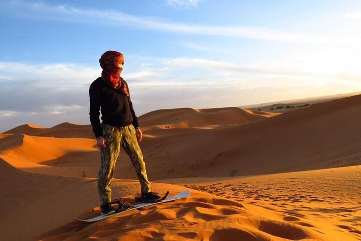 Dunes du Sahara marocain au coucher du soleil
