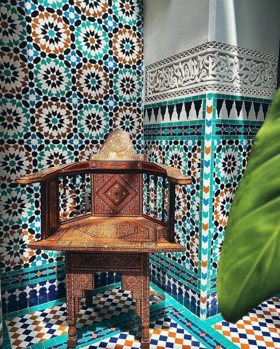 Détail d'un intérieur en zellige traditionnel marocain